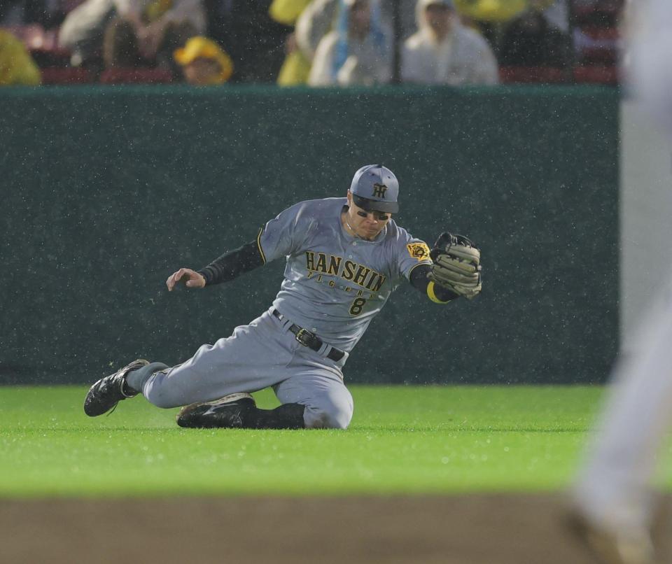 　１０回、村林の打球を好捕する佐藤輝（撮影・西岡正）