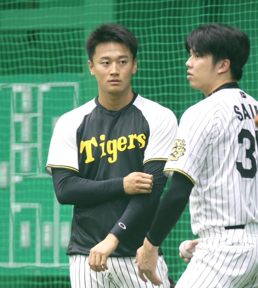 　才木のアドバイスに耳を傾ける森木（左）＝撮影・北村雅宏