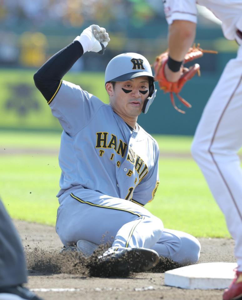 　７回、右中間に適時二塁打を放ち、三塁へ進塁する坂本（撮影・西岡正））