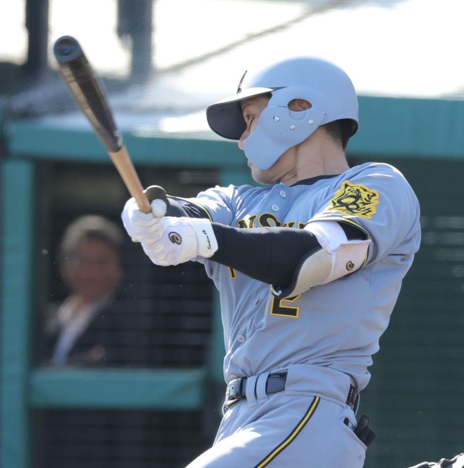 　７回、右中間に適時二塁打を放つ坂本（撮影・西岡正）