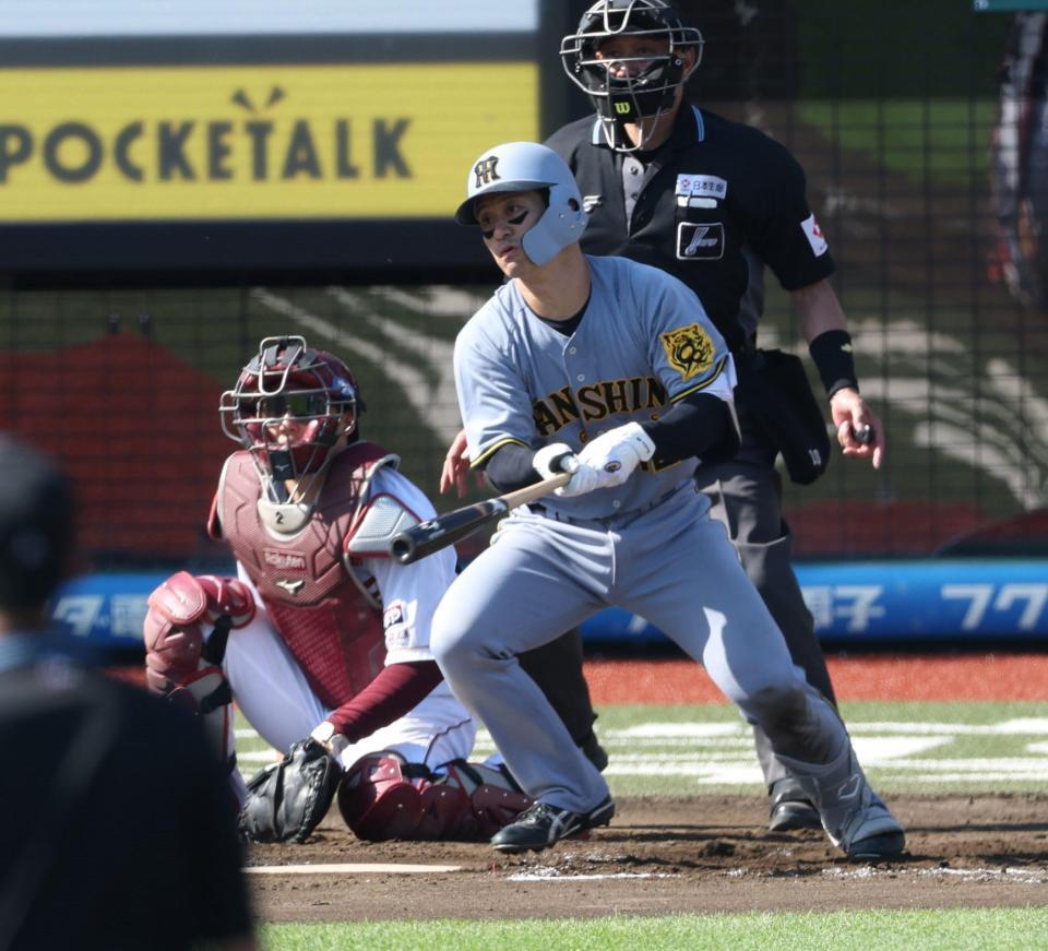 　７回、適時二塁打を放つ坂本（撮影・金田祐二）