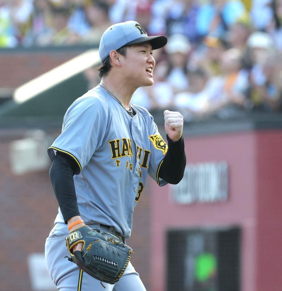 　８回、ピンチをしのいでガッツポーズの及川（撮影・西岡正）