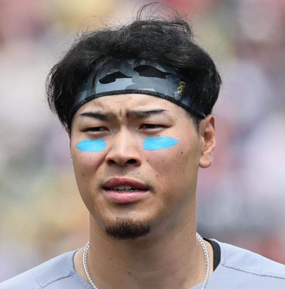 　父の日にちなんだアイブラックで試合に出る佐藤輝（撮影・田中太一）