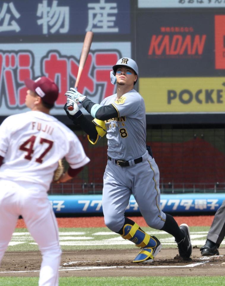 　２回、二塁打を放つ佐藤輝（撮影・金田祐二）