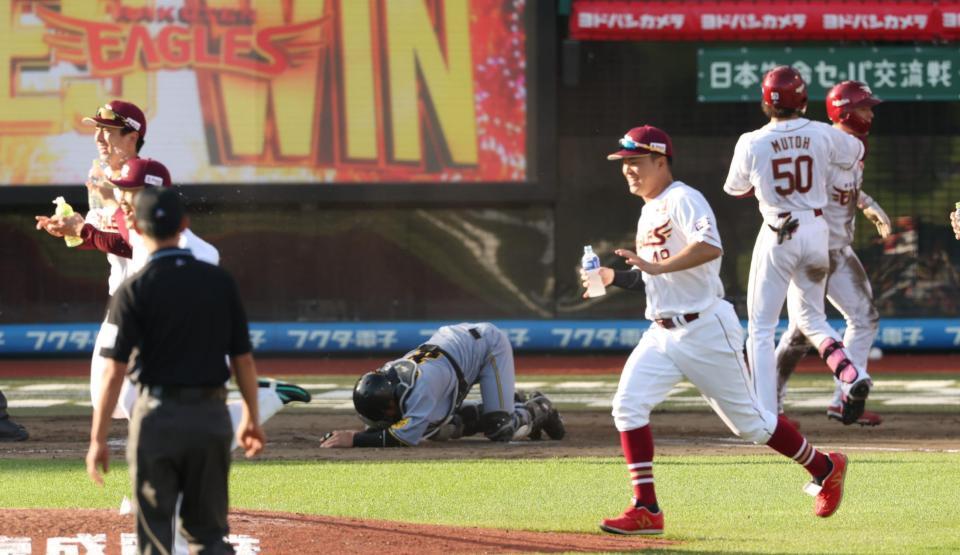 　１２回、サヨナラの生還を許した梅野（撮影・金田祐二）