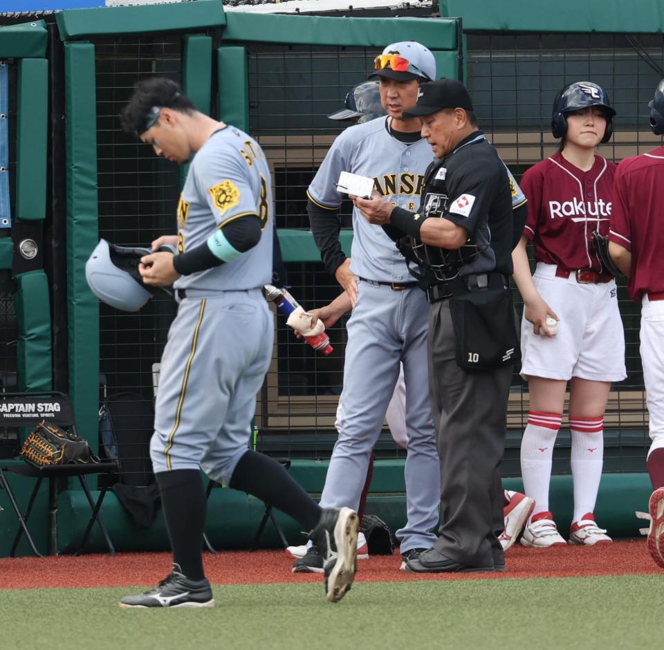 　１１回、勝ち越せず厳しい表情で選手交代を告げる藤川監督（撮影・金田祐二）