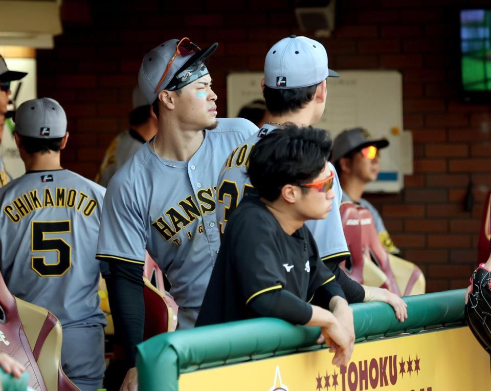 　サヨナラ負けを喫し、険しい表情で引き揚げる佐藤輝（撮影・田中太一）