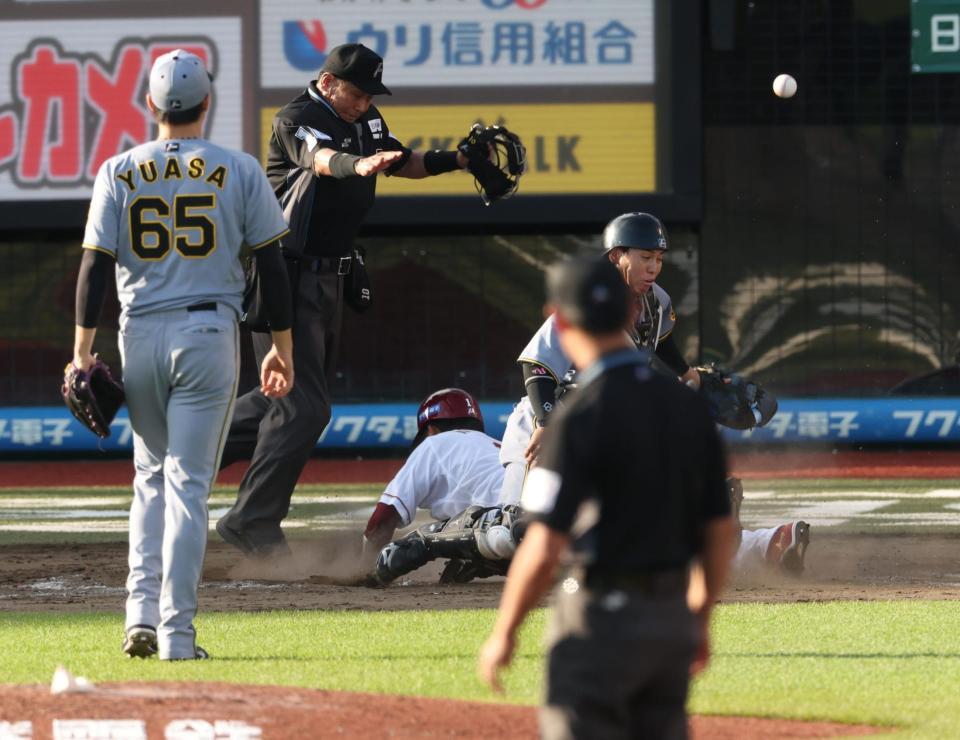 　１２回、サヨナラの生還を許した梅野（撮影・金田祐二）