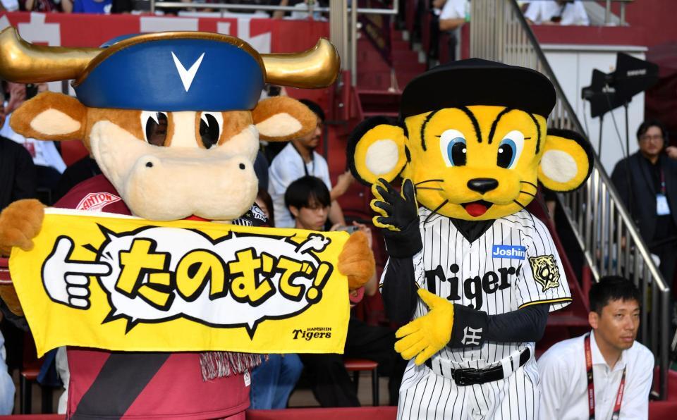 　試合前、写真に納まるトラッキー（右）＝撮影・中田匡峻