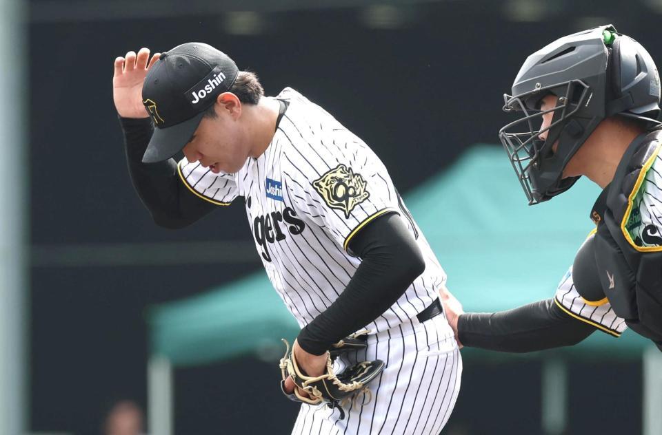 　６回、山中に適時二塁打を浴びた工藤（左）＝撮影・北村雅宏