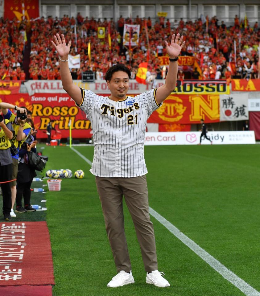 　キックオフセレモニーに登場した秋山拓巳ＢＡ（撮影・中田匡峻）