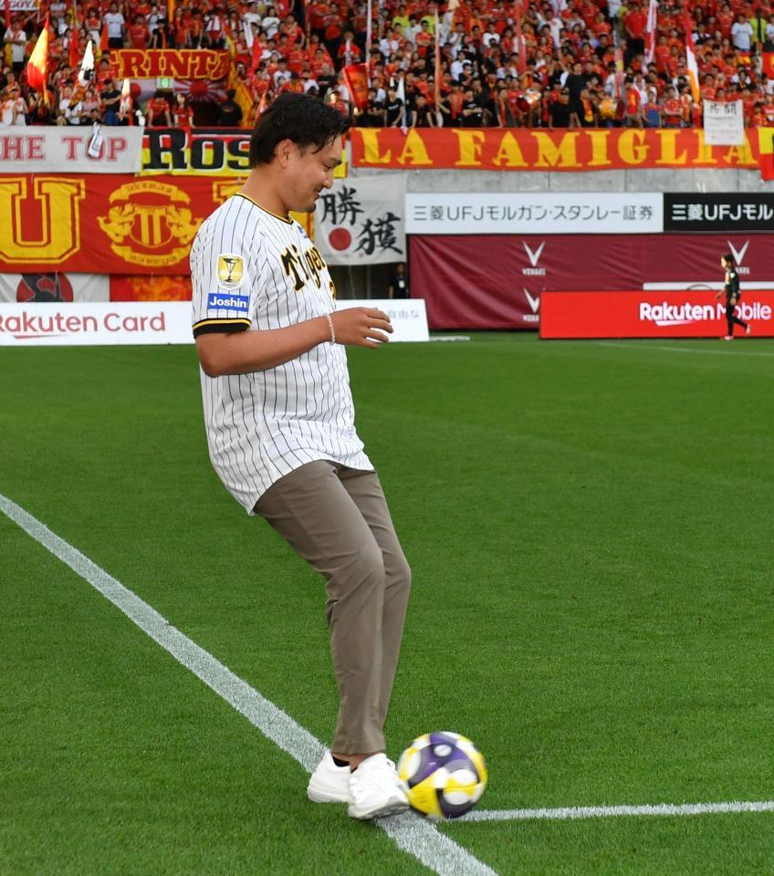 　キックオフセレモニーに登場した秋山拓巳ＢＡ（撮影・中田匡峻）