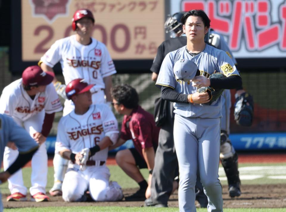 　８回、及川から死球を受ける村林（撮影・金田祐二）