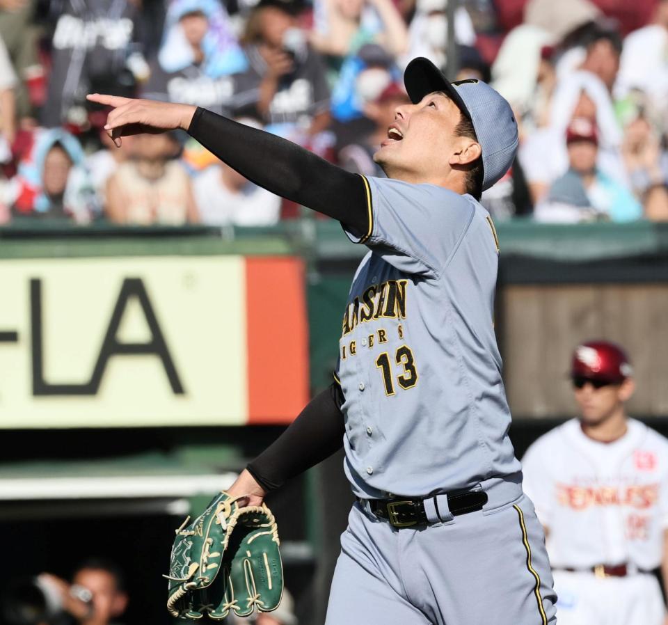 　９回、ゴンザレスを三邪飛に打ち取る岩崎（撮影・田中太一）