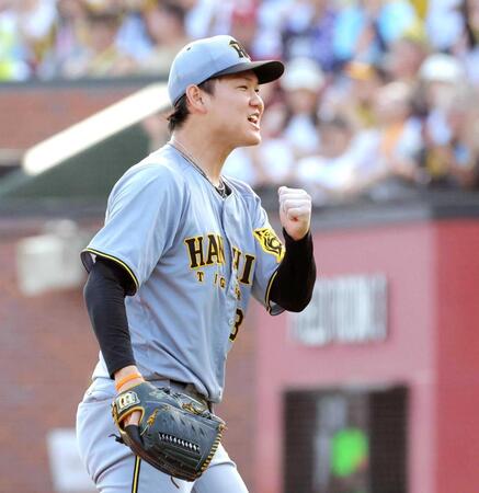 　８回、及川はピンチをしのいでガッツポーズ（撮影・西岡正）