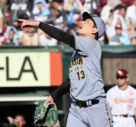 　９回、ゴンザレスを一邪飛に打ち取る岩崎