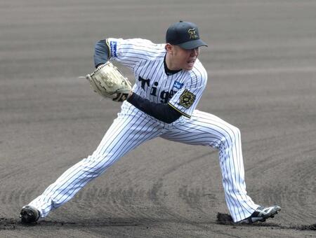 　１回、宜保の打球を処理する西勇（撮影・北村雅宏）