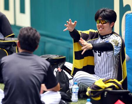 　伊藤将（左）と談笑する才木（撮影・山口登）