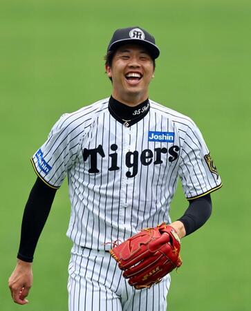 　練習中、笑顔を見せる才木（撮影・山口登）