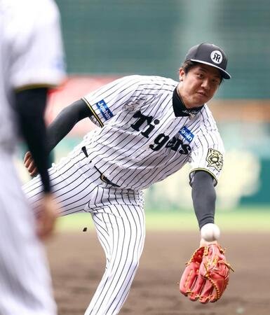 　ノックを捕球し、グラブトスする才木（撮影・山口登）