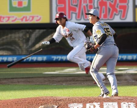 　サヨナラ打を浴びる湯浅＝１５日