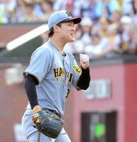 　８回、及川はピンチをしのいでガッツポーズ（撮影・西岡正）