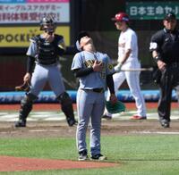 　５回、村林に適時二塁打を浴び悔しがる伊原