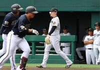 　２回、オリバレスに犠飛を浴びた西勇（中央）＝撮影・北村雅宏