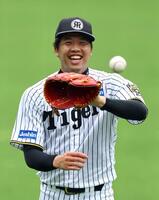 　練習中、笑顔を見せる才木（撮影・山口登）