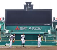 　ノックの打球を追う才木浩人（左）＝撮影・山口登