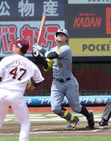 　２回、二塁打を放つ佐藤輝＝６月１５日