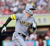 　１１回、一塁直前から全力で走る佐藤輝＝６月１５日