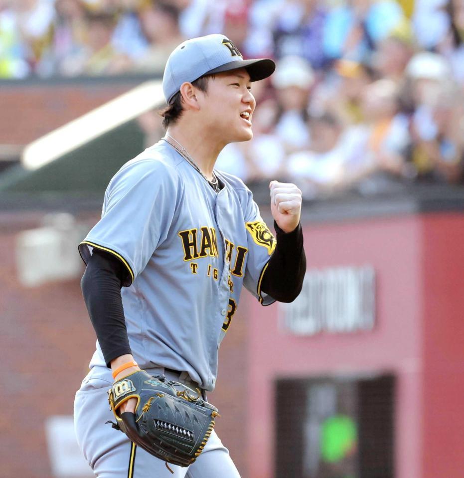 　８回、及川はピンチをしのいでガッツポーズ（撮影・西岡正）