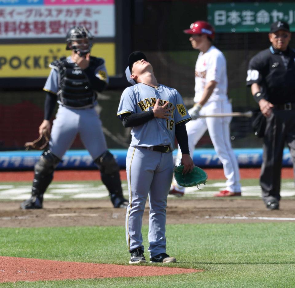 　５回、村林に適時二塁打を浴び悔しがる伊原