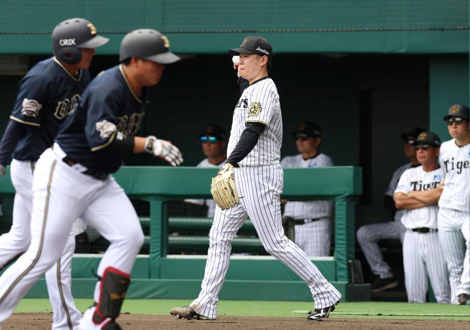 　２回、オリバレスに犠飛を浴びた西勇（中央）＝撮影・北村雅宏