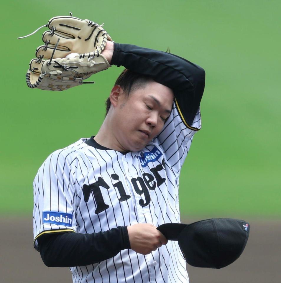 　１回、マウンド上で汗を拭う西勇（撮影・北村雅宏）