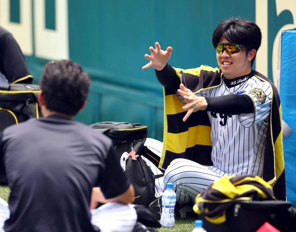 　伊藤将（左）と談笑する才木（撮影・山口登）