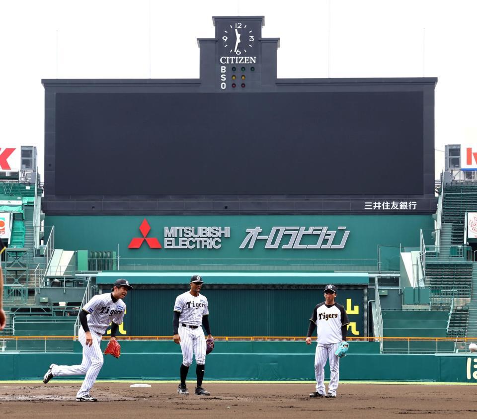 　ノックの打球を追う才木浩人（左）＝撮影・山口登