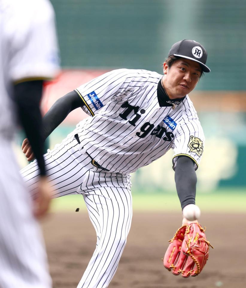 　ノックを捕球し、グラブトスする才木（撮影・山口登）