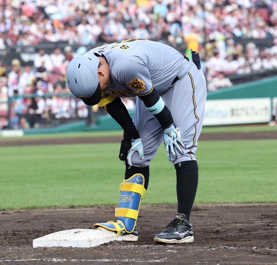 　１０回、シングルヒットとなり、塁上でがっくりする佐藤輝＝６月１５日