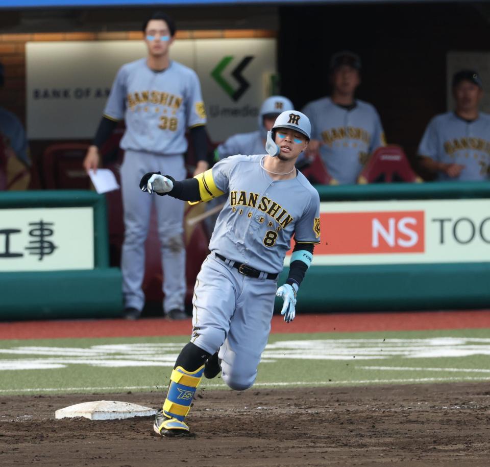 　１１回、打球がスタンドに届かずシングルヒットの佐藤輝＝６月１５日