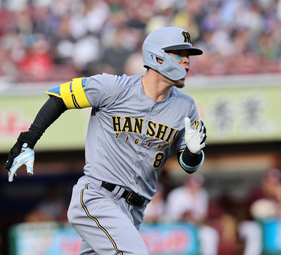 　１１回、一塁直前から全力で走る佐藤輝＝６月１５日