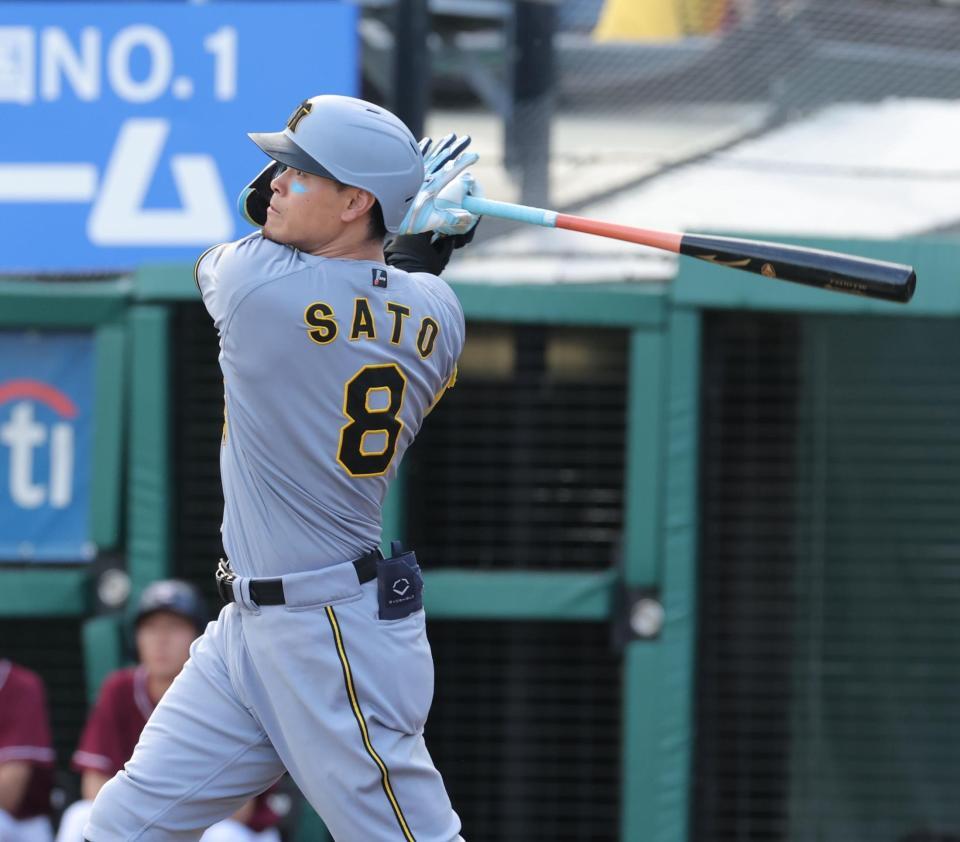 　１１回、フェンス直撃の安打を放つ佐藤輝＝６月１５日