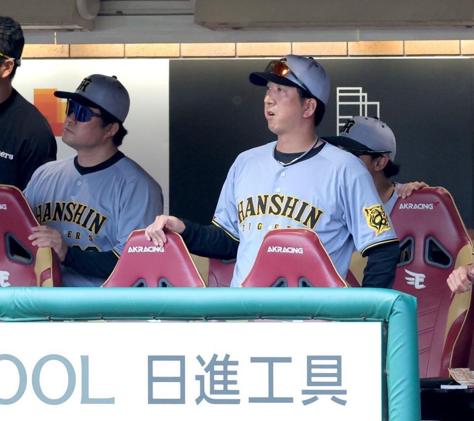 　１１回、佐藤輝がシングルヒットになり、厳しい表情を浮かべる藤川監督（右）＝撮影・西岡正
