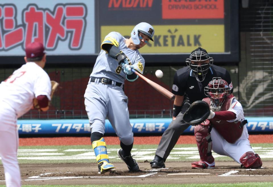 　２回、二塁打を放つ佐藤輝＝６月１５日