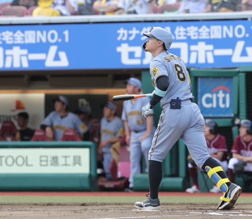 　１１回、本塁打を確信して歩き出す佐藤輝だが、中前打となる＝６月１５日