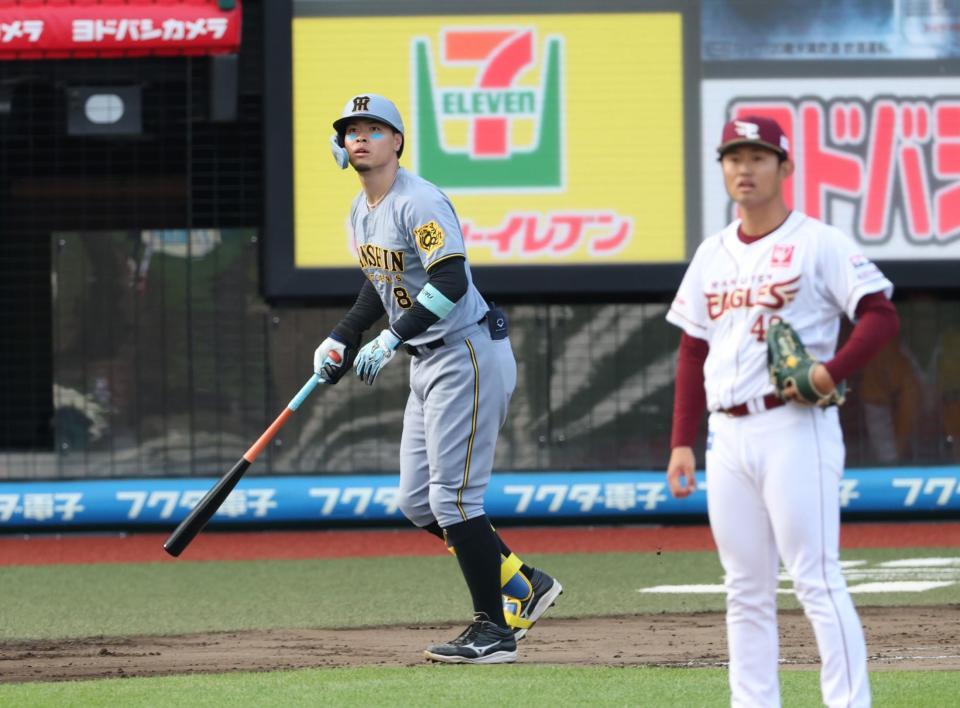 　１１回、本塁打と確信して走らない佐藤輝＝６月１５日