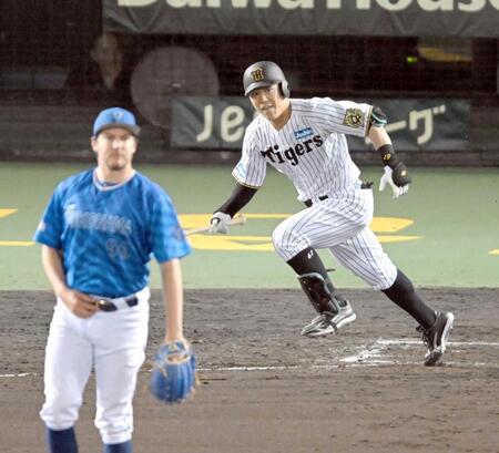 　８回、バウアーから中前打を放つ代打豊田＝５月２７日