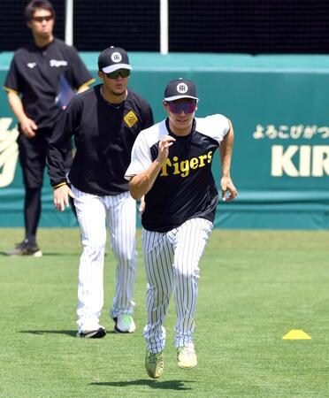 　ダッシュする湯浅（左は岩貞）＝撮影・山口登