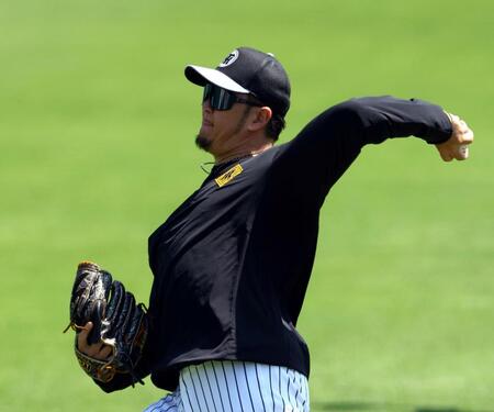 　キャッチボールする岩貞（撮影・山口登）